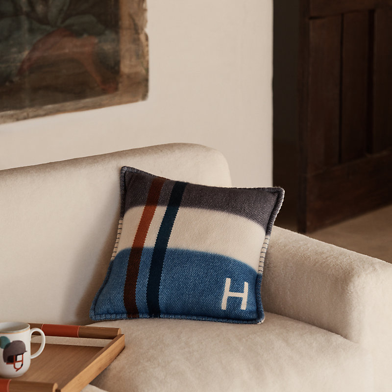 お部屋に美しい彩りを☆ HERMES ダイ・サングル・クッション クッション 手織り 《ダイ・サングル》 | Hermès - エルメス